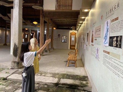 Ruta de la Seda: una niña rusa explora los contrastes culturales en el condado de Yifeng