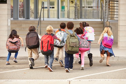 Los expertos advierten sobre los errores de los escolares en el uso de pantallas, mochilas o hábitos posturales para evitar problemas de espalda